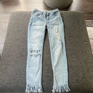 Free People Jeans light wash frayed at bottoms size 25 lower/mid rise